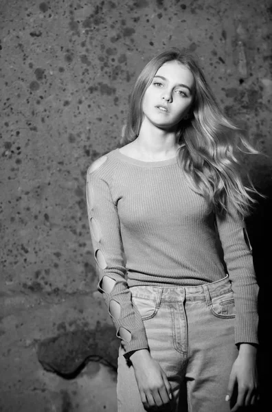 Estilo jeans. Retrato de moda de beleza. menina perto de tijolo parede texturizada, beleza e moda — Fotografia de Stock