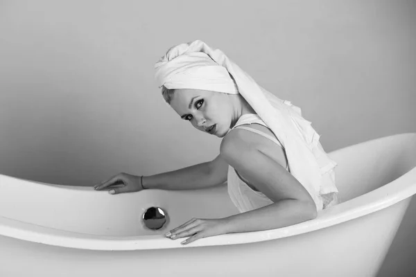 휴식과 위생, 스파, 미용, 수건 터 번에서 여자 화이트 욕조 — 스톡 사진
