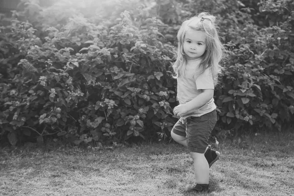 아이가 어린 시절을 즐깁니다. 한쪽 다리에 서 있는 귀여운 얼굴을 가진 소년 아이 — 스톡 사진