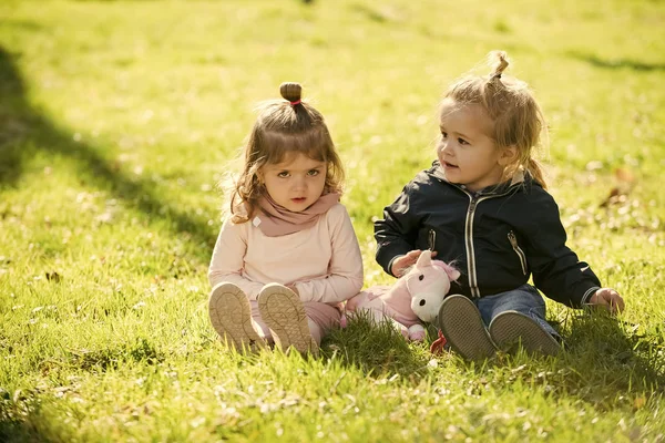 Αδελφός και αδελφή παίζουν μαζί. Παιδιά, η έννοια της παιδικής ηλικίας — Φωτογραφία Αρχείου