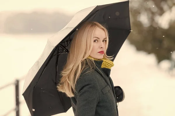 Wypoczynek Wakacje Dziewczyna Długimi Blond Włosami Krajobraz Biały Śnieg Kobieta — Zdjęcie stockowe
