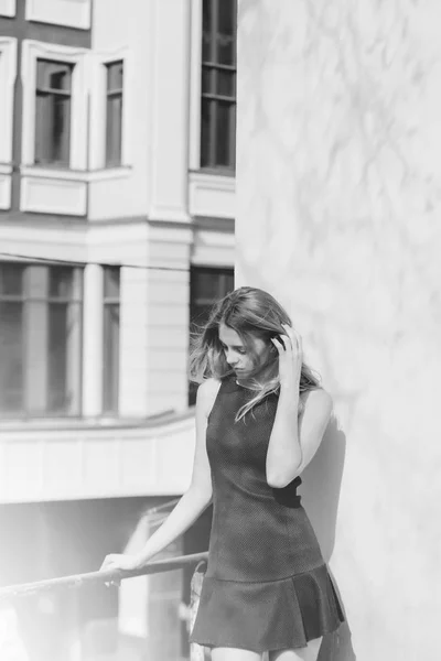 Retrato de moda de beleza. Menina bonita em vestido preto na varanda — Fotografia de Stock