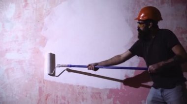 ressam adam iş yerinde renk rulo boya fırçası ile alır