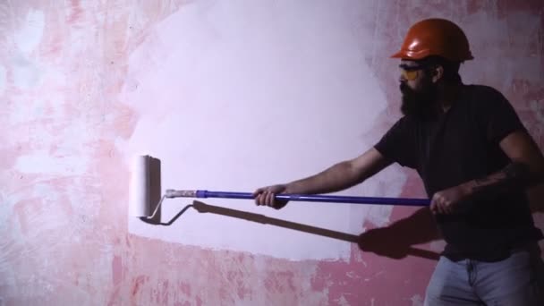 Ζωγράφος ο άνθρωπος στην εργασία παίρνει το χρώμα με πινέλο κυλίνδρου — Αρχείο Βίντεο