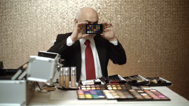 Profesionální vizážistka, ukazující hospodářství colorchecker — Stock video