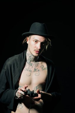 Adam video oyunu joystick ile oynarken oyun