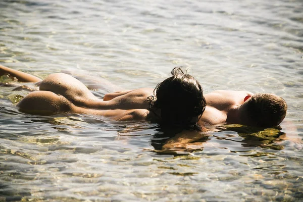 Genç seksi sahilde yükselen güneşle çift..