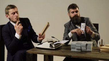 İki iş adamları onların ücretlerini puro sigara tadını çıkarırken sevinirler. Büyük iyi iş bitmiş için ödemek. İş adamları. Rüşvet sorunu.