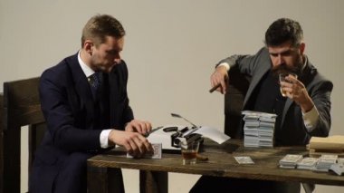 Businessmens para sayma, viski içme ve puro sigara. Gölge ekonomi.