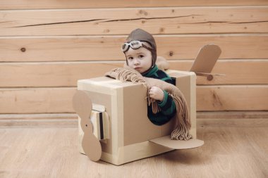 Hava posta teslim ve uçak inşaat kavramı.