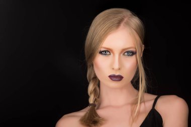 Manken makyaj ve şık bir saç modeli. Seksi kadın siyah izole sarı saçlı. Kuaför ve güzellik salonu. Makyaj göz ve cilt bakımı şehvetli kız. PIGTAIL sarışın saçlı kız.