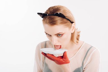 Yavru kedi kulakları ve kırmızı üzerine beyaz izole yoğurt eldivenlerle kız. Kedi kadın ye ekşi krema. Diyet ve sağlık. Ekoloji ürün ve heath. Seksi kedi kadın yalamak süt plaka. Yiyecek ve içecek.