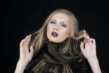 Studio siyah bir zemin üzerine güzel bir kız. Kozmetik