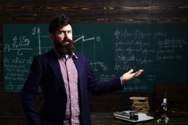 Lise. Kitaplığındaki kitap okuyan üniversite öğrencileri. Başarılı öğrenci çalışmaları önceliği yapar. Öğretmen ya da öğretmen okul öncesi çocuk yardımcı olur