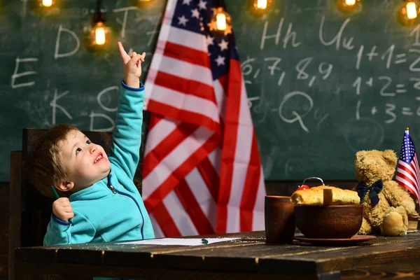 4 Temmuz derste Okulu çocuğa. Amerikan bayrağı küçük çocuğun okul zamanında ABD Bağımsızlık günü.