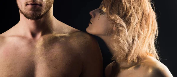 Erotische Spiele von verliebten Paaren. goldene Kollagenmaske und Schönheit. 24k Gold. Gold-Wellness und Hautpflege. Beziehungen zwischen Mann und Frau. sexy Paar mit goldenem Body Art Make-up isoliert auf schwarz — Stockfoto