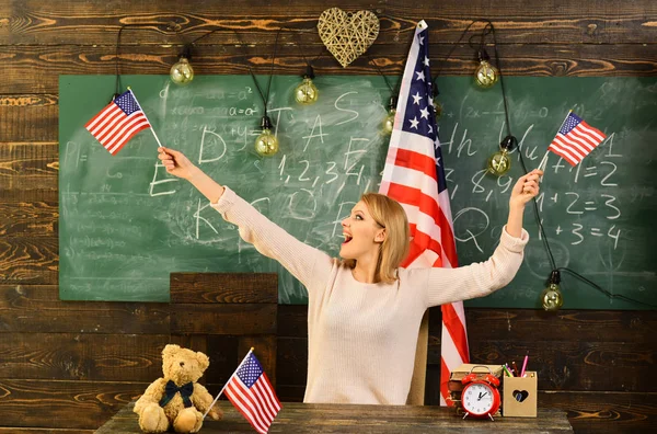 Patriotismo, orgullo nacional y concepto del día de la independencia - niña feliz con bandera americana . — Foto de Stock