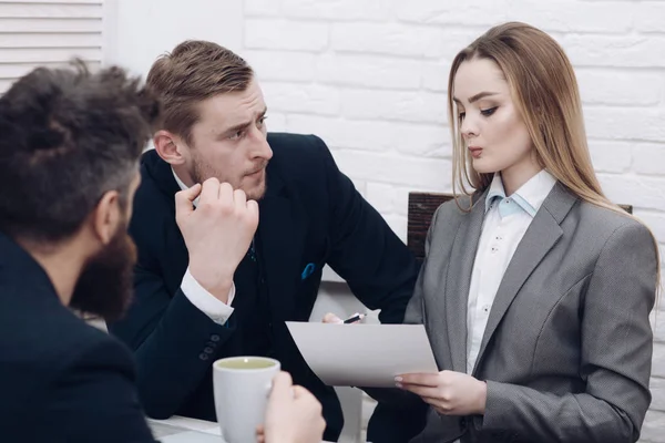 Negociações de negócios, discutir as condições de negócio. Homem com barba bebe chá enquanto espera a decisão dos chefes. Conceito de negociação. Parceiros de negócios ou empresário em reunião, fundo de escritório — Fotografia de Stock