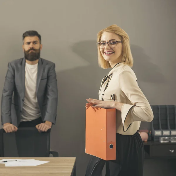 La paperasserie avant le deal. Papier, femme heureuse détiennent un contrat avec les meilleures conditions — Photo