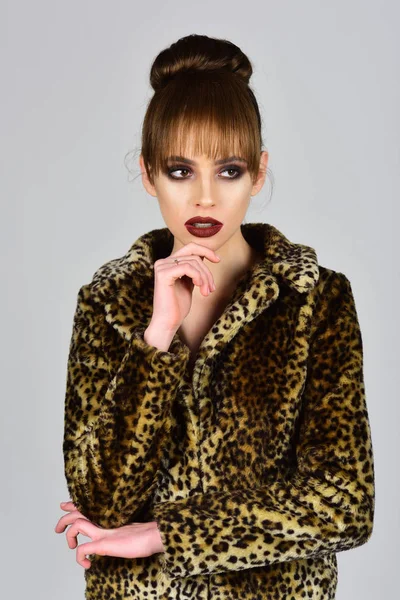 Donna con pelliccia di leopardo su sfondo grigio . — Foto Stock