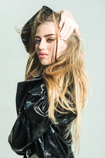 Siyah deri ceketli oldukça ince sarışın.