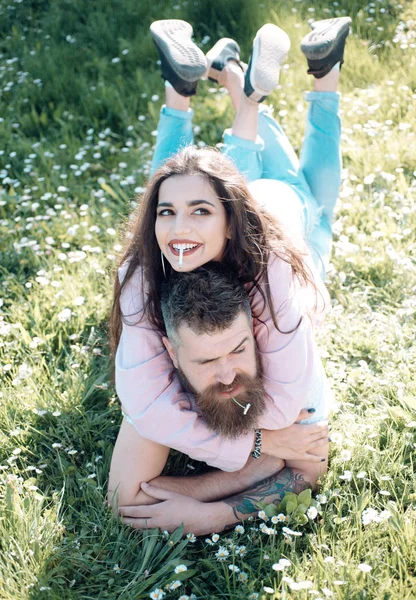 Par leende ansikten rökning utomhus, naturen på bakgrunden. Rökning vana koncept. Par i kärlek tillbringa tid utomhus och rökning. Man och kvinna handpåläggning gräs vårdag — Stockfoto