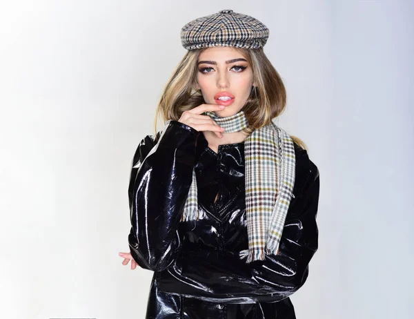 Trendy kız şehvetli yüz makyaj ile. Kız şapka ve atkı ile sonbahar ceket.