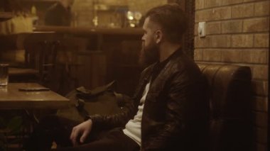 Barda oturan yakışıklı adam. ve kahve içme.