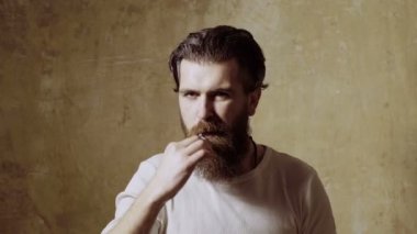 Genç adam Dişlerini fırçalıyor süre aynaya bakıyorum