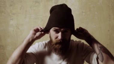 adam aynaya bakar. Mükemmel görünümlü. Yakışıklı genç adam ayna karşı ayakta