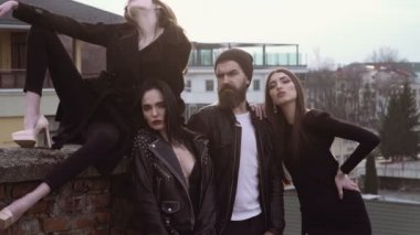 Arkadaşlar kamera için poz. Moda deri stil dostluk, özgürlük. Freestyle kavramı. Moda çekimleri