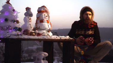 Şaşırmış adam karlı manzara üç tekerlekli bisiklet sürme. Kardan adam ve kar xmas ağacı kış günü. Noel ve yeni yıl eğlence. Tatil kutlama kavramı.