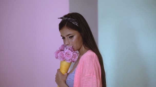 Bouquet of roses for mom. Sensual woman with bouquet. Woman with bouquet of roses. Girl eating roses — Stock Video