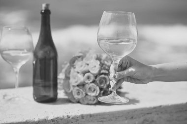 düğün kutlama. Düğün buketi şişe ve ayaklı büyük kadehler