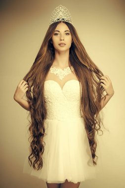 şampuan kraliçesi. Kız moda makyaj ve sağlıklı saç gri arka plan üzerinde vardır.