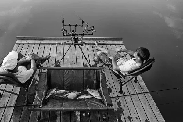Pêche masculine vacances. Père et fils avec prise — Photo