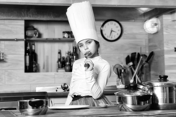 クックの将来の職業の選択。少し女の子の料理 — ストック写真