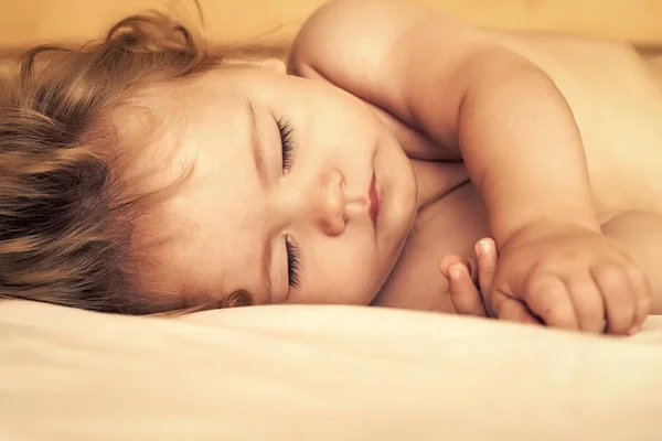 Criança dormindo calma. Bebê adormecido na cama — Fotografia de Stock