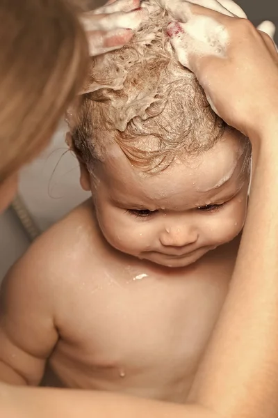 Higiene infantil. Menino molhado com a mãe — Fotografia de Stock