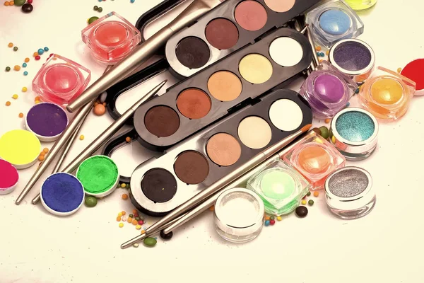 Herramientas de maquillaje artista. Colorido juego de maquillaje — Foto de Stock