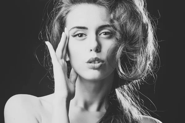 Retrato de uma rapariga que está a olhar para a câmara. Mulher com corte de cabelo elegante — Fotografia de Stock