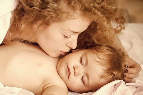 El sueño inalterado del niño. Madre con bebé —  Fotos de Stock
