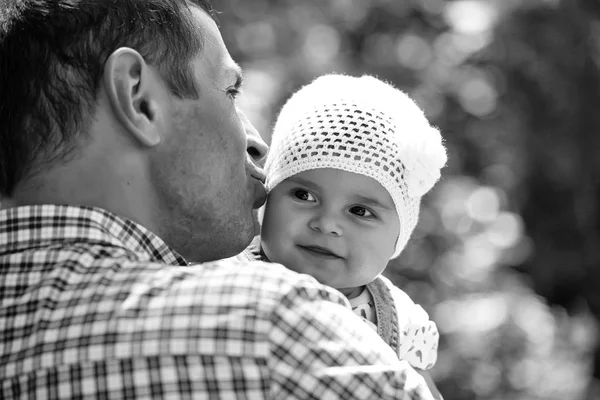 Soins paternels. Père embrassant et tenant fille — Photo