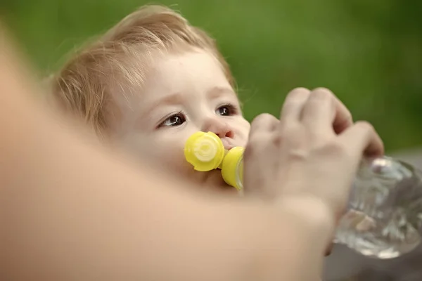 Barn dricker vatten. Baby pojke dricksvatten — Stockfoto