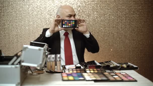 Maquillaje Profesional Artista Sosteniendo Colorchecker Maquillaje Artista Maquillaje Salón Belleza — Vídeos de Stock