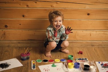 mutlu çocuk iskambil ile boyar. Çocuk mutlu öğrenme ve oynama