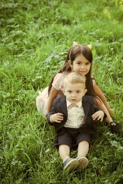 Tatil, aktivite, yaşam tarzı. Kız ve erkek kardeşim oynamak yaz günü, gençlik