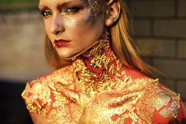 Fantastik makyaj, yaratıcı vücut sanatı olan kadın. şehvetli bir seksi kız moda portre. Cadılar Bayramı makyaj, Sima