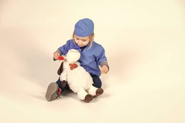 Çocuk bir veteriner var. gelecekteki mesleği kavramı. küçük çocuk çocuk doktor ya da veteriner oyuncak ile çalışır