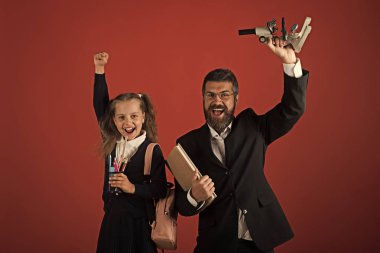 Ev okul ve okul kavramı dön. Çocuk ve baba mikroskop, kitap ve Kırtasiye tutun.